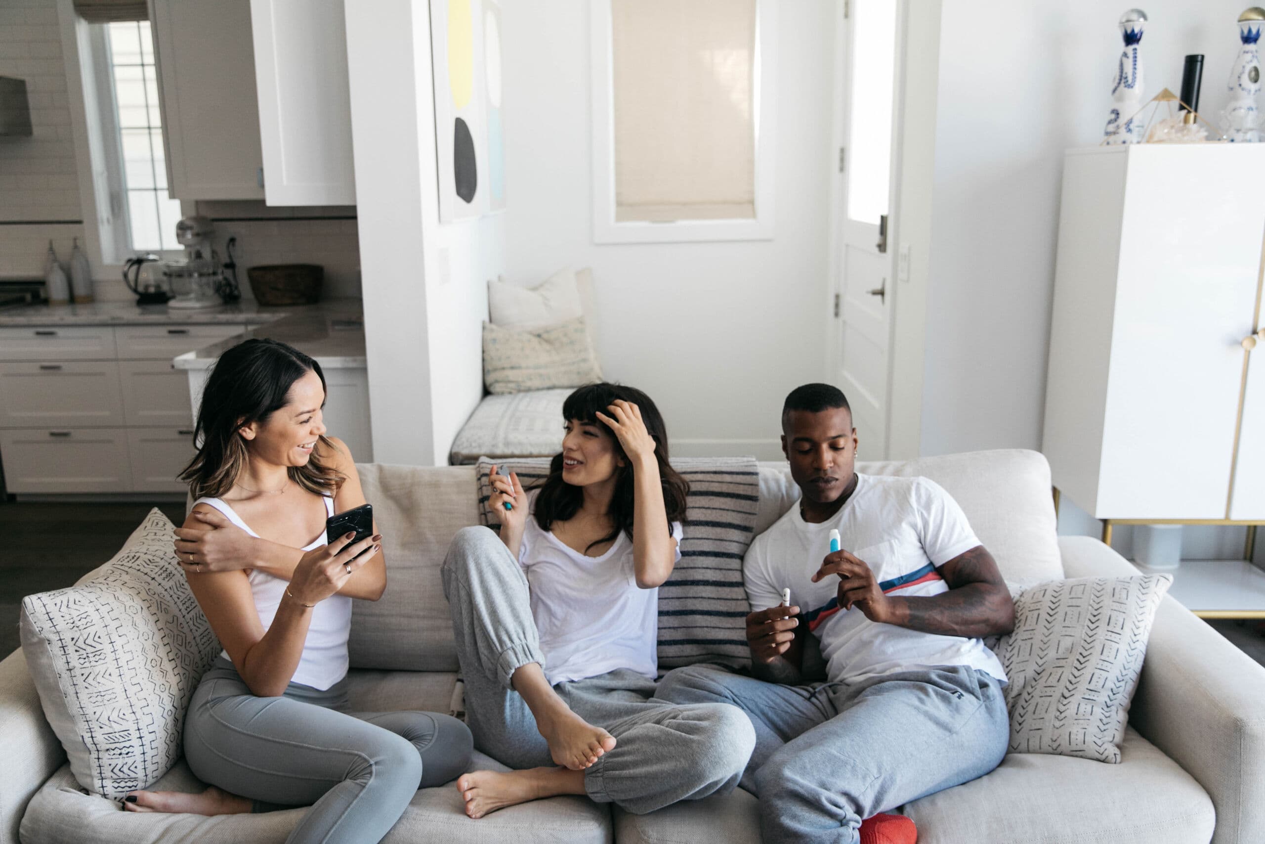 Three friends relaxing on a couch together - PHILTER clean air lifestyle